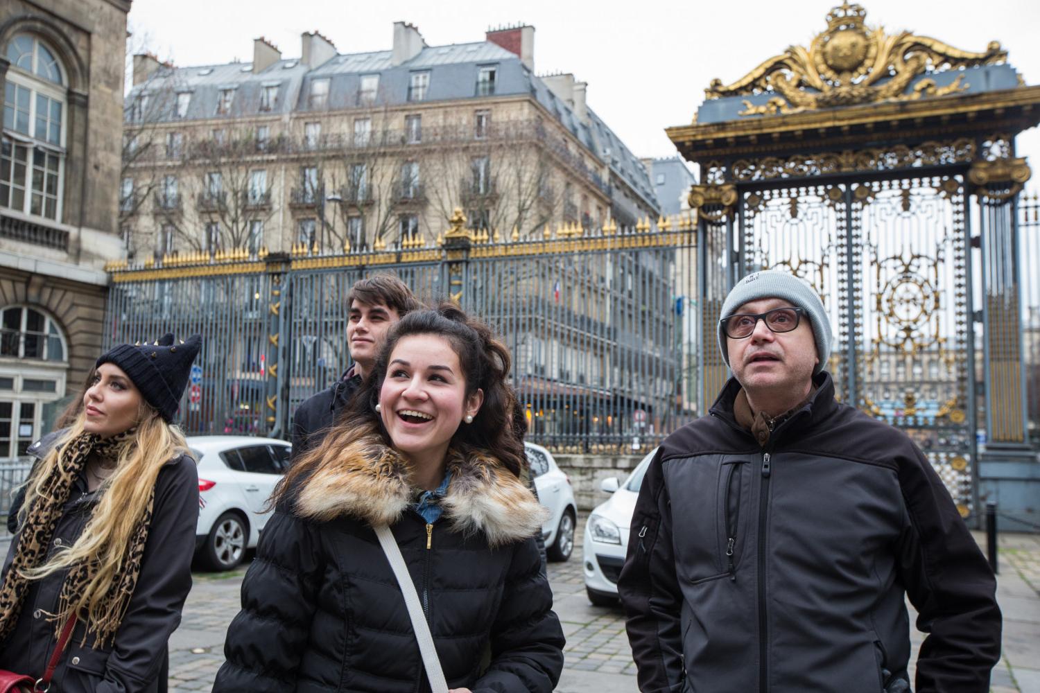 <a href='http://wvsr.ngskmc-eis.net'>bv伟德ios下载</a>学院法语教授Pascal Rollet带领学生们到巴黎游学.
